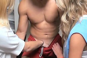 撅着屁股抽插美熟女的屁眼